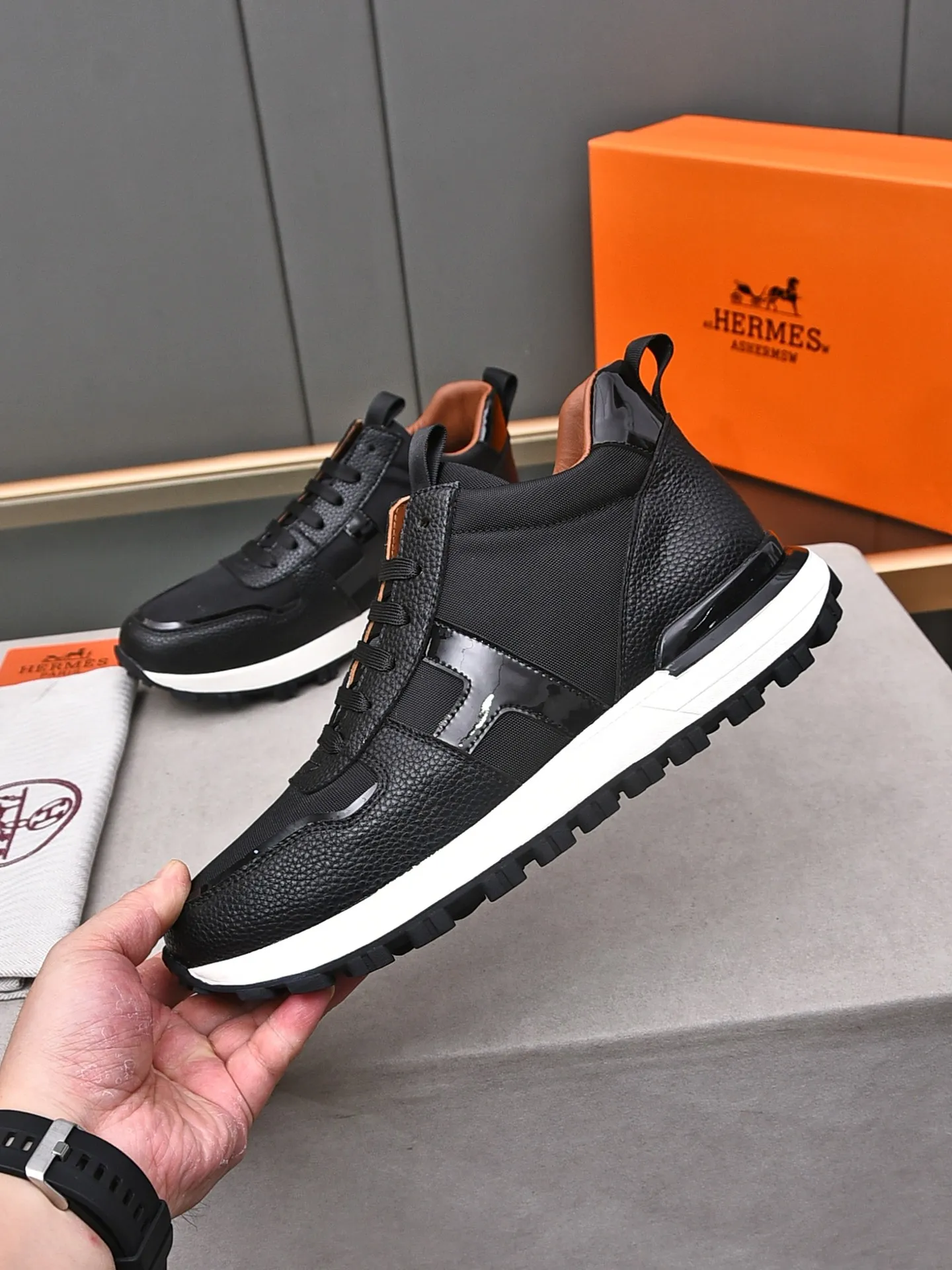 📛📛📛PPP480 (Hermes high-top)🆕Men's color-blocked sneakers, decorated with textured calfskin details. Spliced ​​with original cowhide, this shoe draws inspiration from the equestrian world, integrating technical details and practical functions. Breathable sheep lining, rubber wear-resistant outsole, high-end quality, every detail is perfectly combined! Size: 38-44 (45 can be customized)
